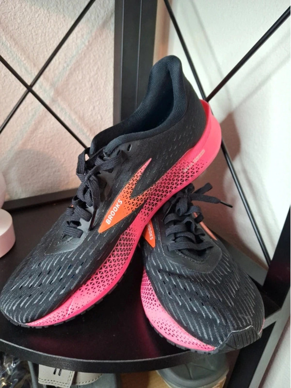 Brooks Hyperion Tempo running shoes in a black and neon pink/coral size 7.5